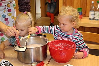 33 Kindergarten-Gruppen lernen gesund kochen mit Gelbe Seiten