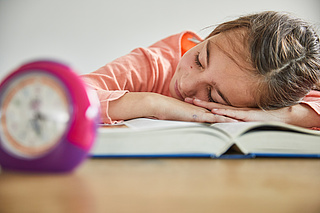 Gähnend zur Schule: Zeitumstellung belastet Kinder am meisten