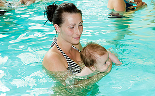 Babyschwimmen stärkt Muskulatur und Koordination