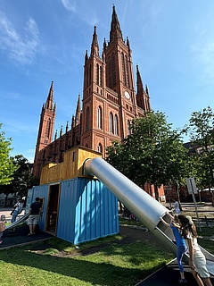 Weinfest-Pause für den Wiesbadener Schlossplatz-Spielcontainer