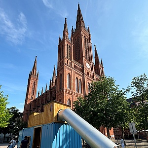 Weinfest-Pause für den Wiesbadener Schlossplatz-Spielcontainer