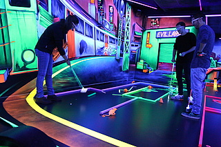 Schwarzlicht Minigolf spielen